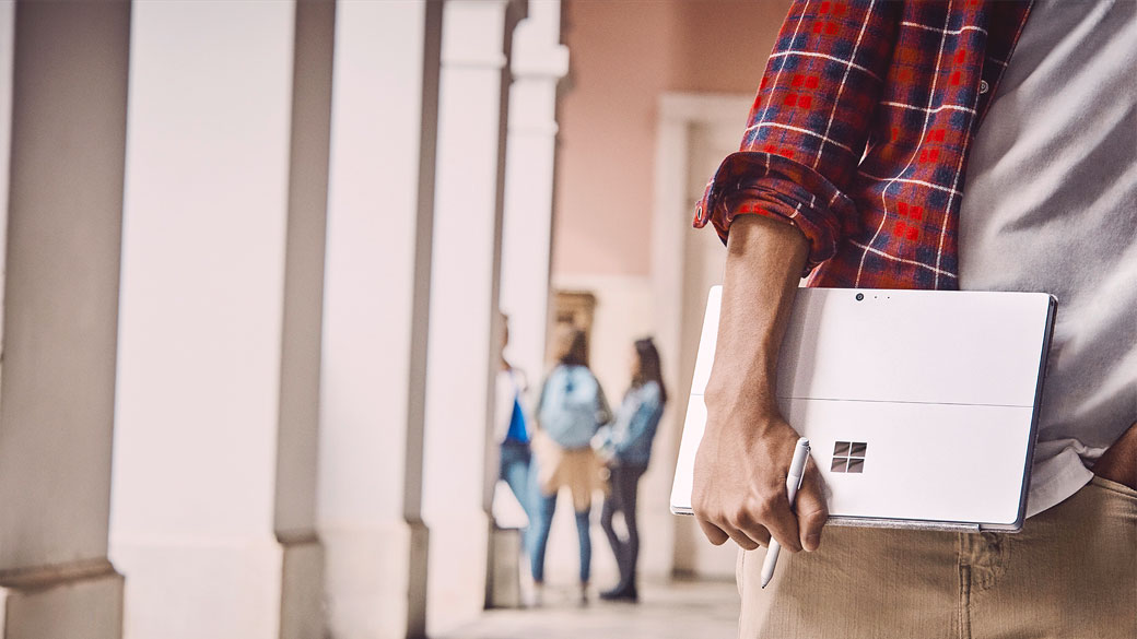 Ein Student tr&auml;gt ein Surface Device