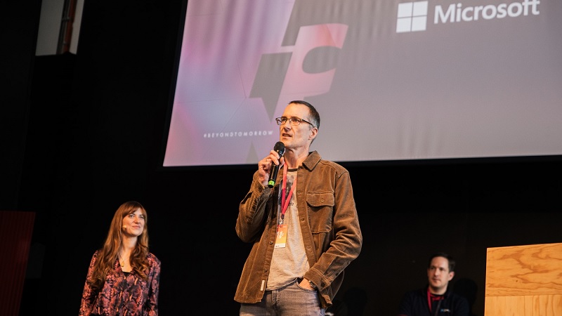 Lars Meinecke als Sprecher von Microsoft auf der B&uuml;hne der Fintech Week / Symbioticon in Hamburg
