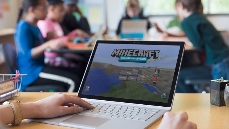 Ein Laptop auf dem die Anwendung Minecraft l&auml;uft