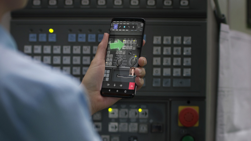 Mann benutzt Remote Assist auf einem mobilen Ger&auml;t