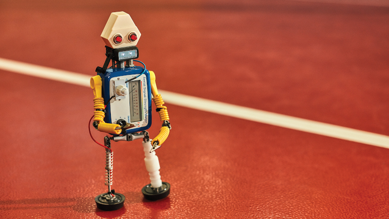 Robot posiert in einer Schulumgebung