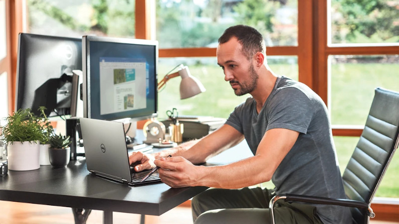 Ein Mann, der am Computer arbeitet