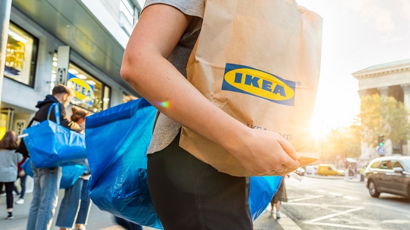 Ein Kunde von Ikea verl&auml;sst die Filiale mit seinen Eink&auml;ufen