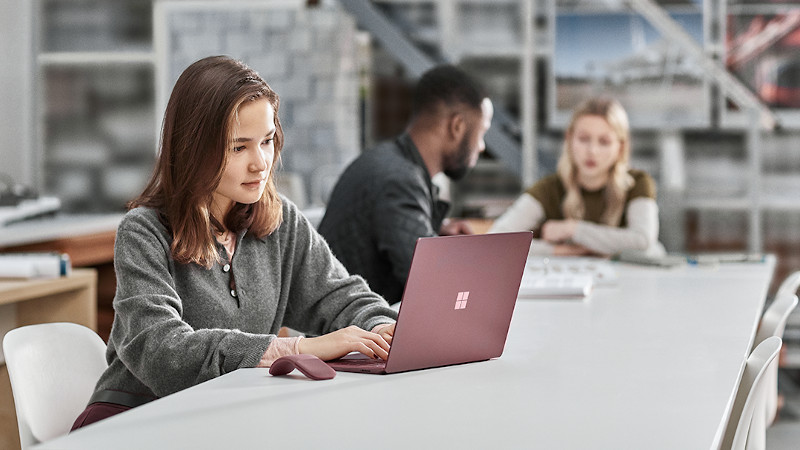 Eine Studentin im Klassenzimmer mit Surface Laptop