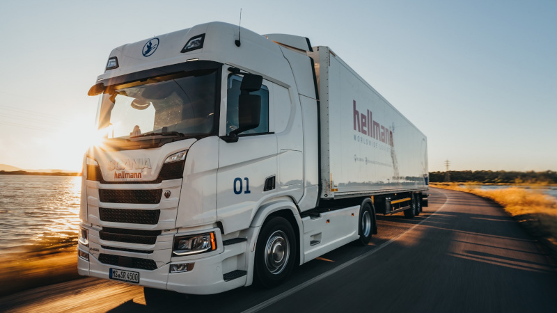 ein LKW fahr auf dem Autobahn neben einem Flu&szlig;