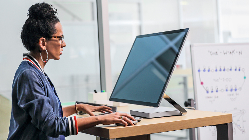 eine Dame arbeitet an ihrem Laptop