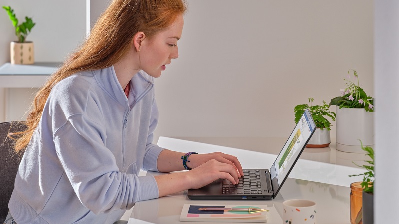 Eine junge Lehrerin nutzt Microsoft Learn an einem HP Stream Pro G5