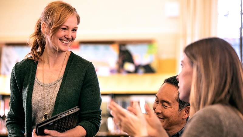Lehrerinnen und Lehrer arbeiten zusammen: Kostenfreie Schulung im Umgang mit Microsoft Teams von Capgemini