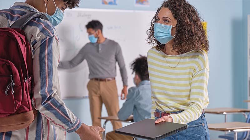 Viele Schulklassen wechseln erneut zu hybriden Lehr- und Lernszenarien