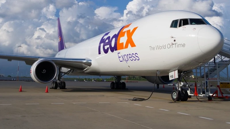 Ein FedEx Frachflugzeug auf einem Flughafen