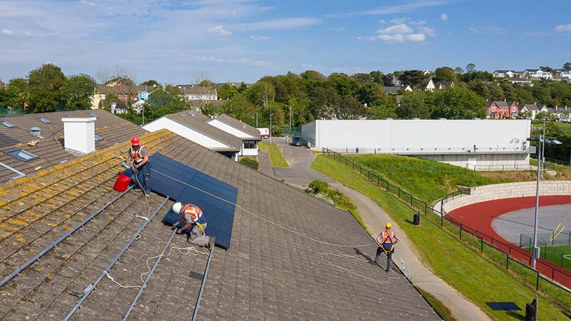 Techniker installieren Solarpanel auf einem Dach
