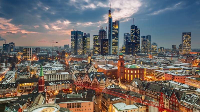 Skyline einer Stadt in der D&auml;mmerung