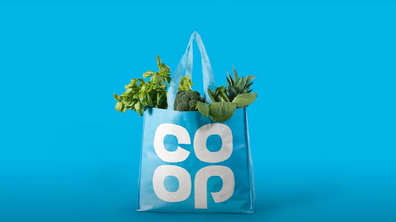 Blaue Einkauft&uuml;te mit gr&uuml;nen Gem&uuml;se