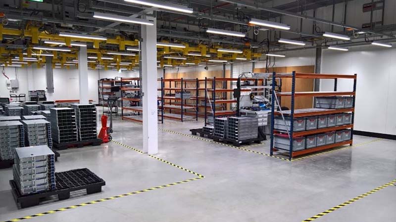 Lagerhalle mit einigen Regalen