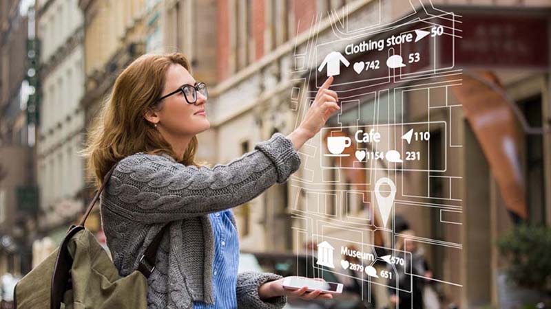 Frau tippt auf Hologramme mit Retail Symbolen