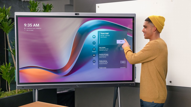 Digitale Tools f&uuml;r den Unterricht: Ein junger Mann begeistert sich f&uuml;r digitale Bildungsl&ouml;sungen