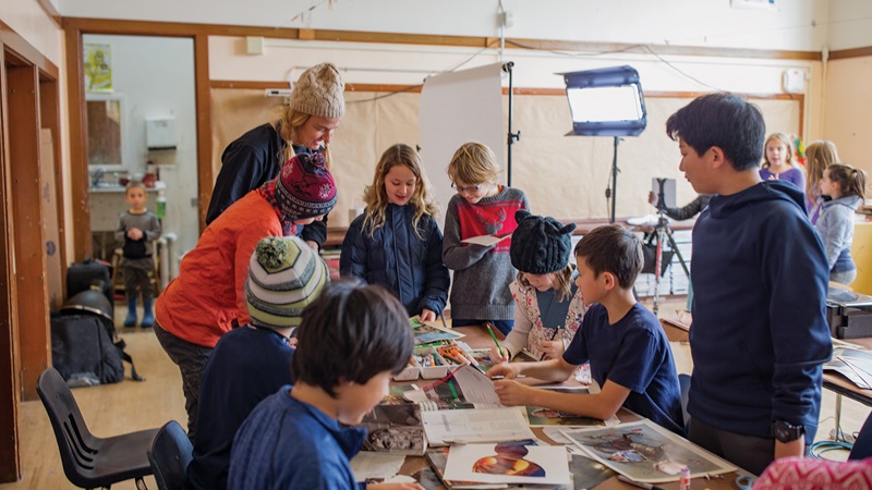 Echte Menschen. Grundsch&uuml;ler verwenden Surface Pro 4, um Bilder zu erstellen und in ein Collagenprojekt einzubinden