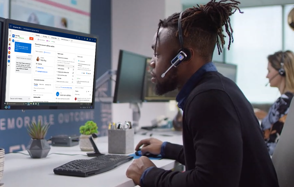 Customer service representative using Dynamics 365 Customer Service