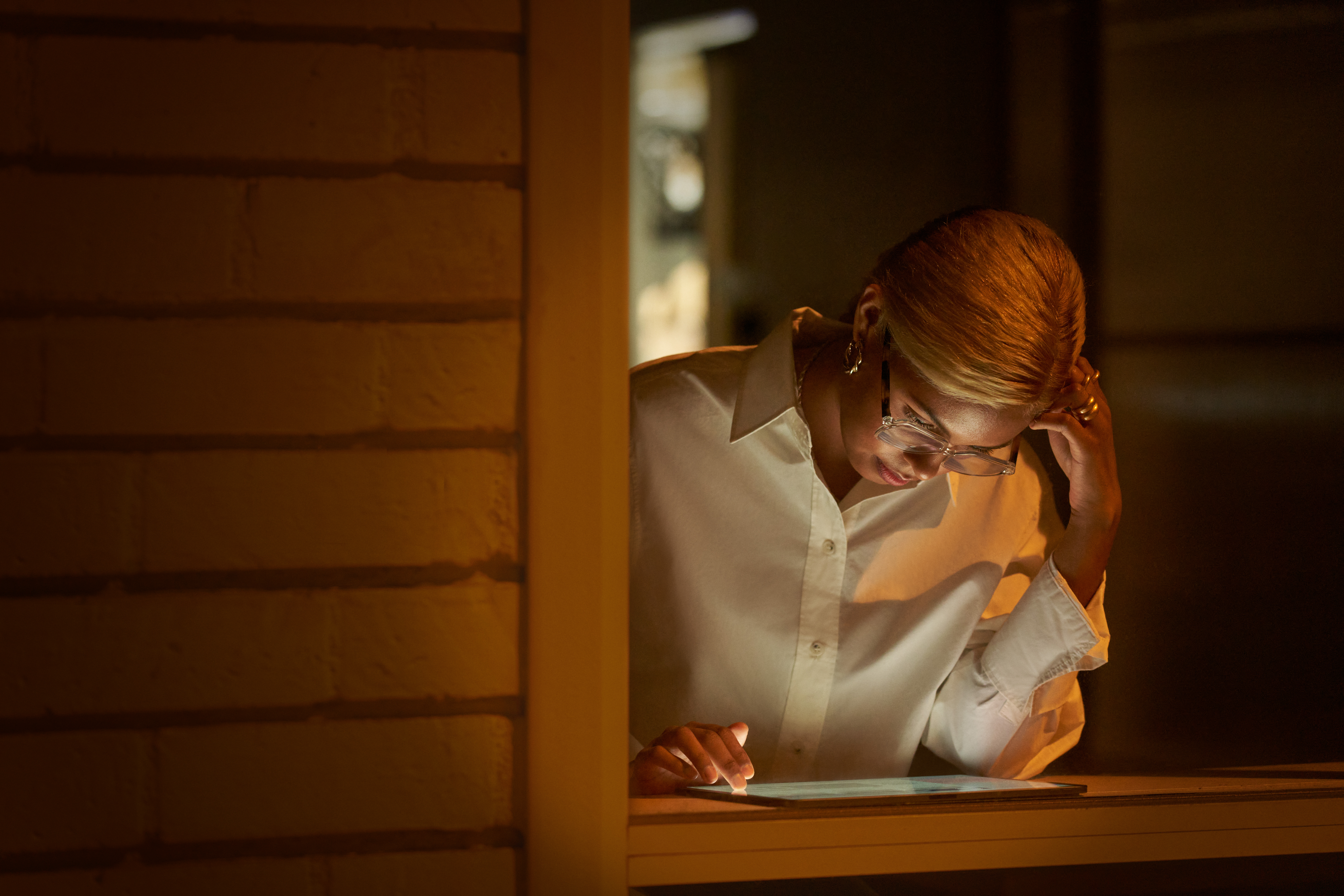 Photo of a contact center supervisor reading customer service data reports on tablet