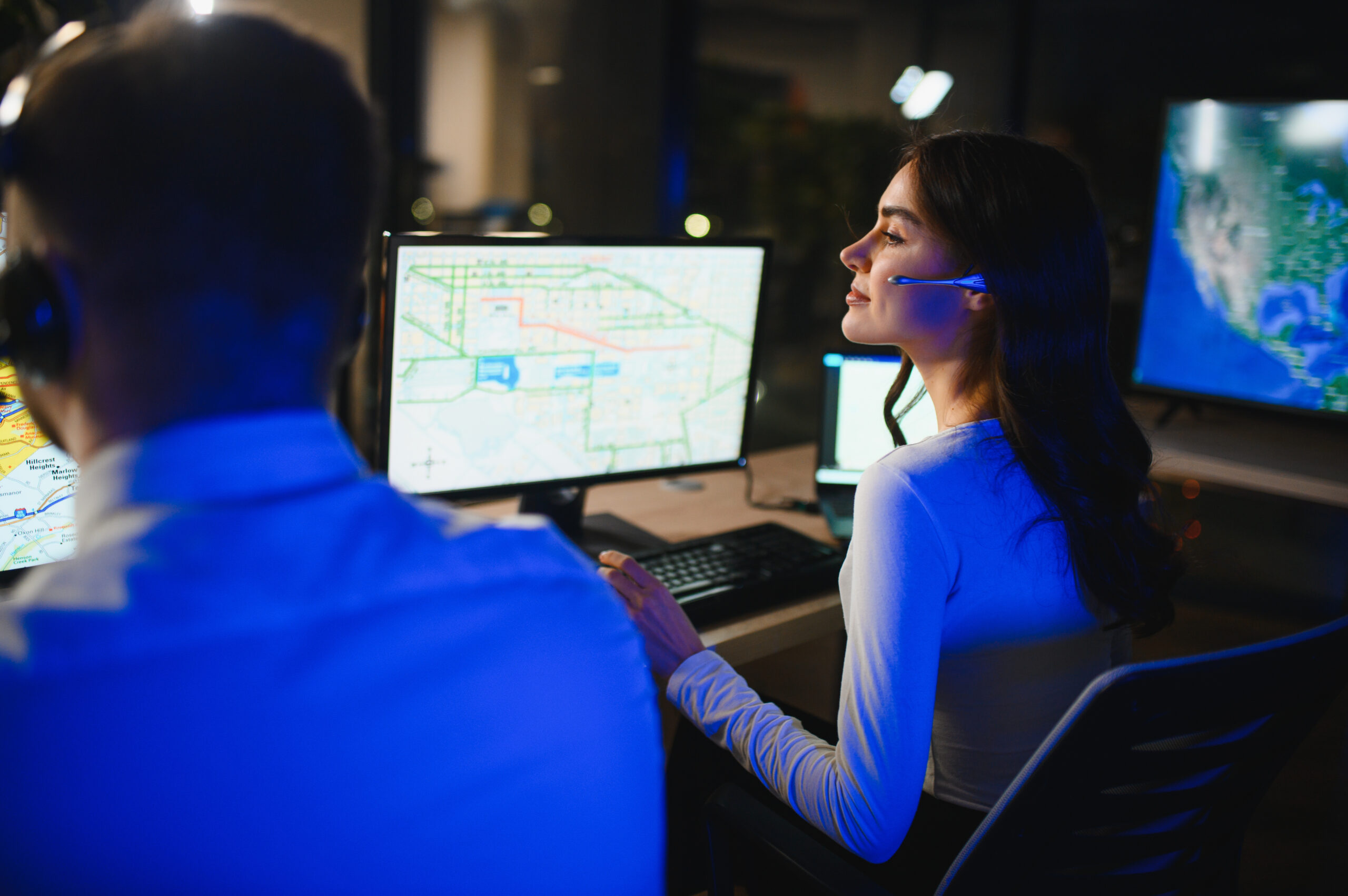 Dispatcher team analyzing map data during night shift