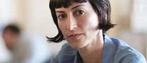 Eine junge Frau schaut in die Kamera