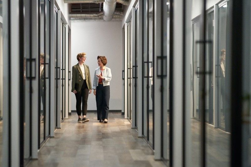 Developer in walking meeting, positive exchange, an office environment