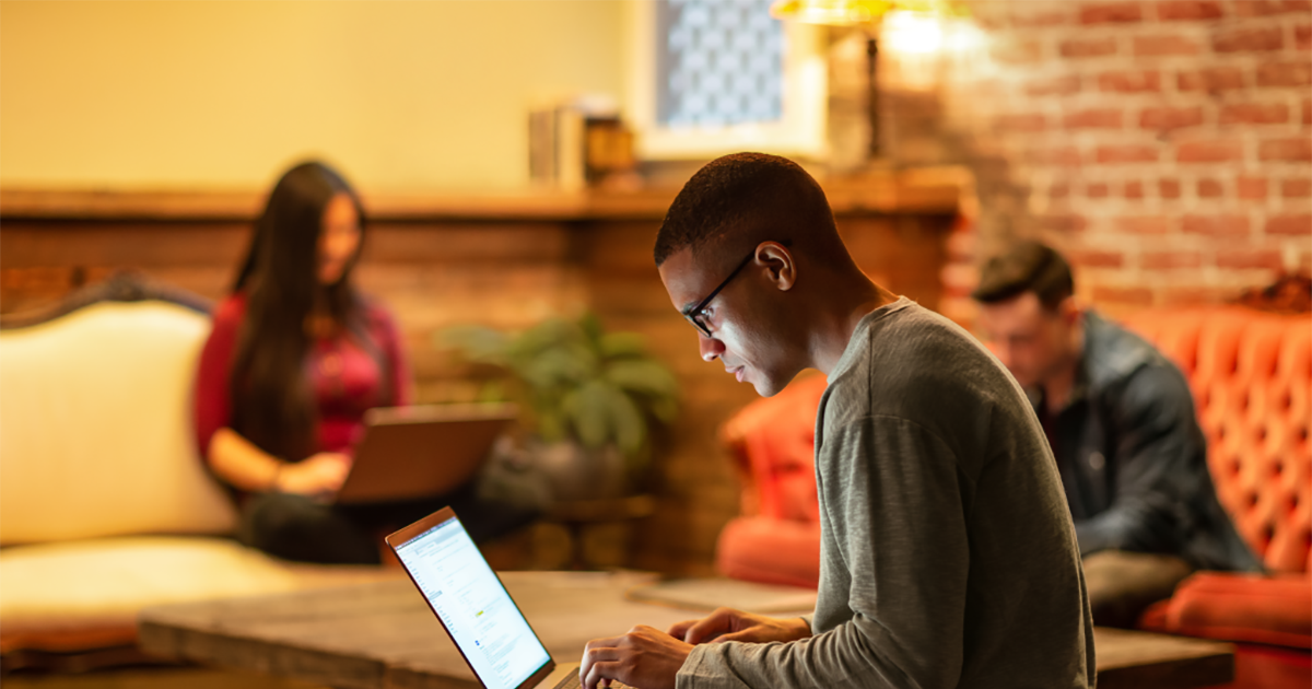 Male developer working remotely from a caf&eacute;