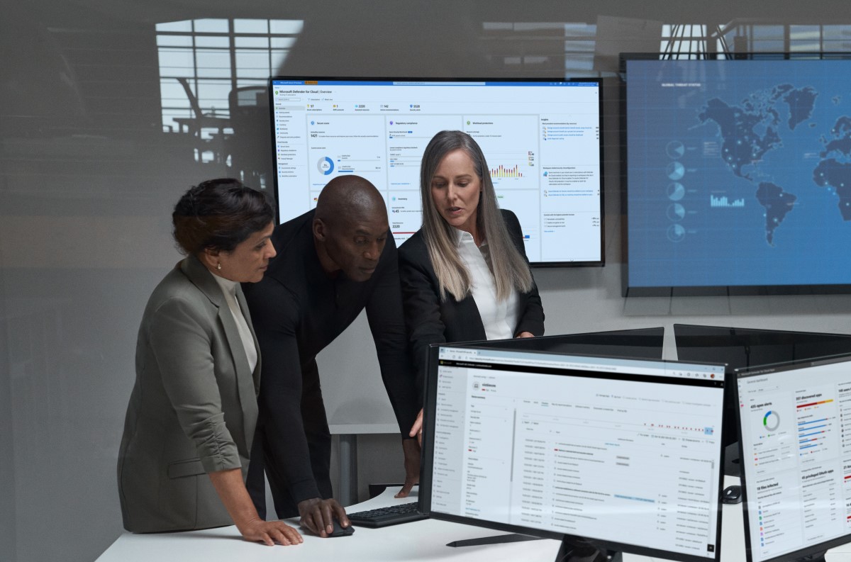 CISO collaborating with practitioners in a security operations center