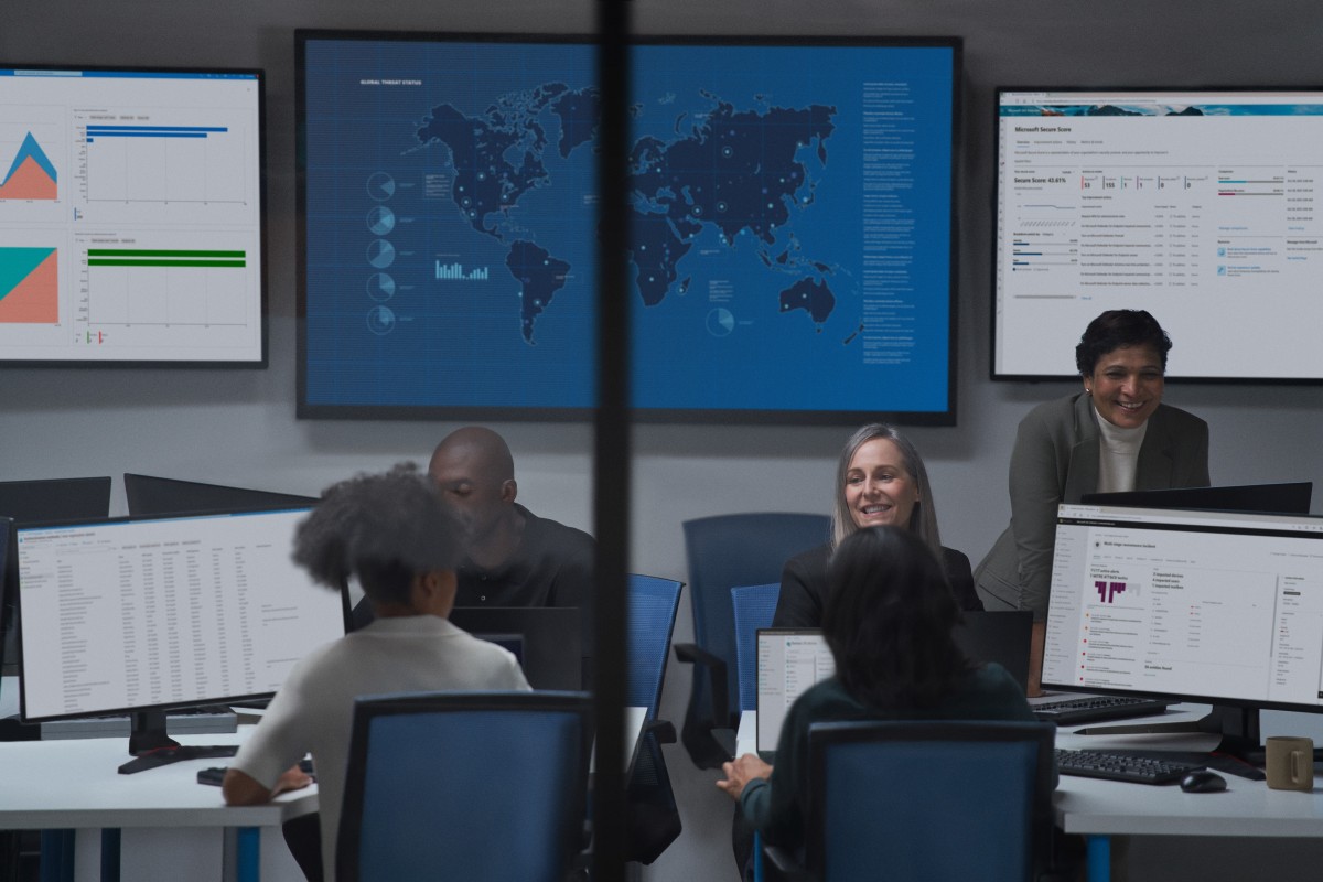 Chief information security officer collaborating with practitioners in a security operations center