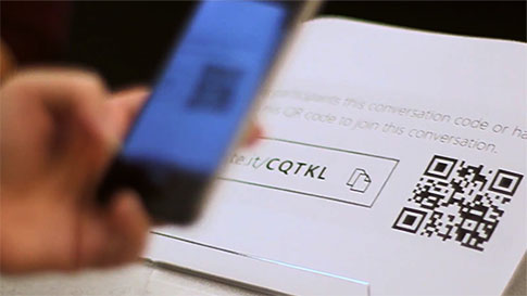 egy QR-kód beolvasással csatlakozik egy élő beszélgetéshez a fordító alkalmazásban