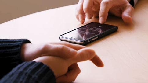 La función de conversación de pantalla dividida de la aplicación Translator en acción