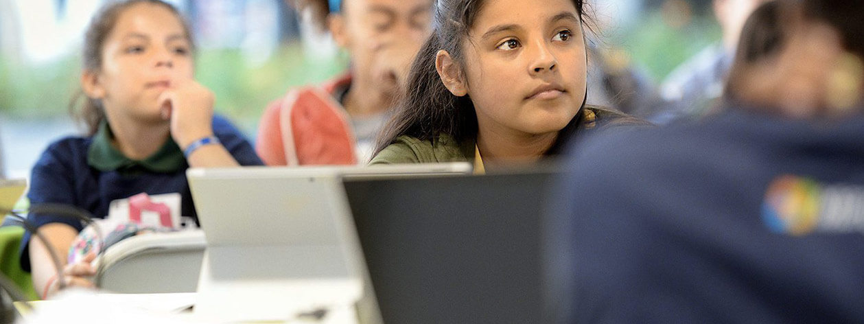 Kinder in einem Klassenzimmer, die Microsoft Slate Computer verwenden.