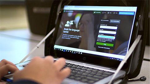 Ein Schüler, der sich in die Live-Funktion des Übersetzers in seinem Browser einloggt.